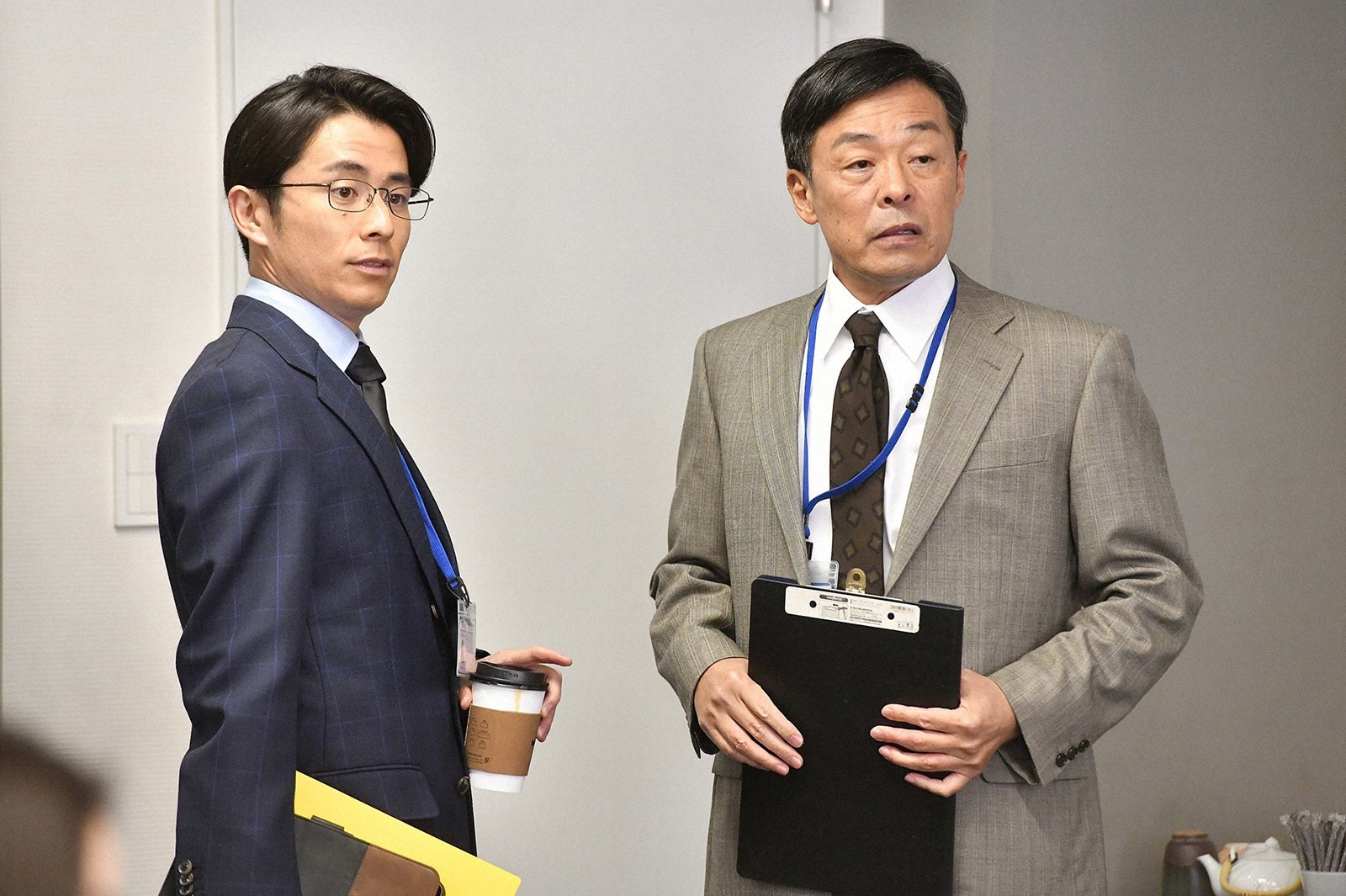 藤森慎吾、光石研／「インハンド」第1話より（C）TBS