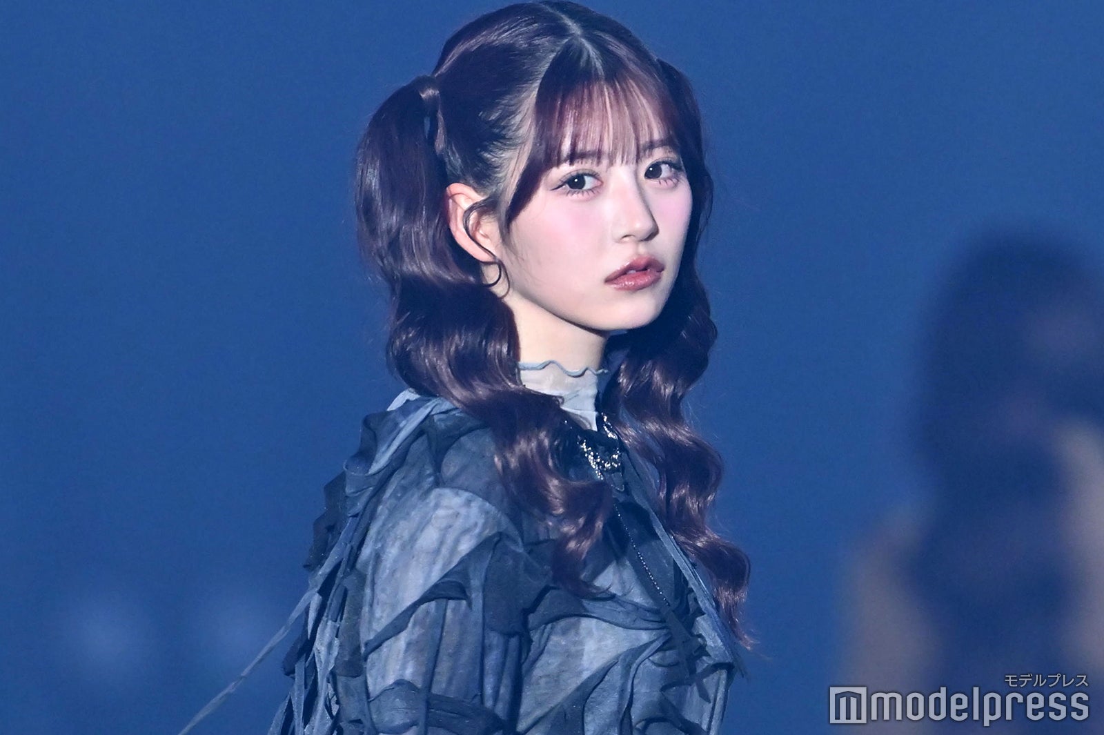 FRUITS ZIPPER月足天音、ツインテール×デニムミニスカの甘辛スタイリング 圧巻ランウェイに視線釘付け【IDOL RUNWAY COLLECTION 2026】