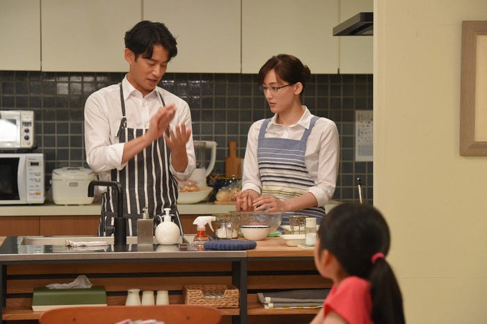竹野内豊、綾瀬はるか、横溝菜帆/「義母と娘のブルース」第2話より(C)TBS