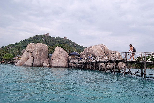 桟橋から島へ上陸／Koh Nangyuan by ashleyt
