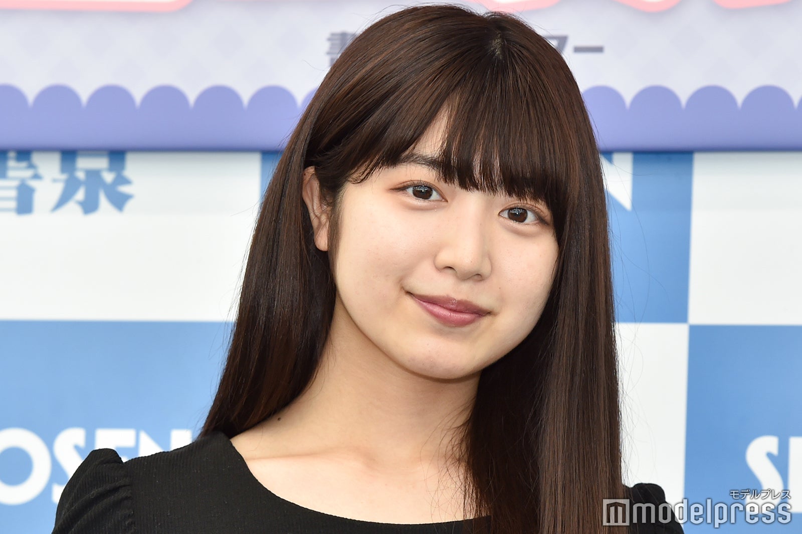 囲み取材に応じた吉田莉桜（C）モデルプレス