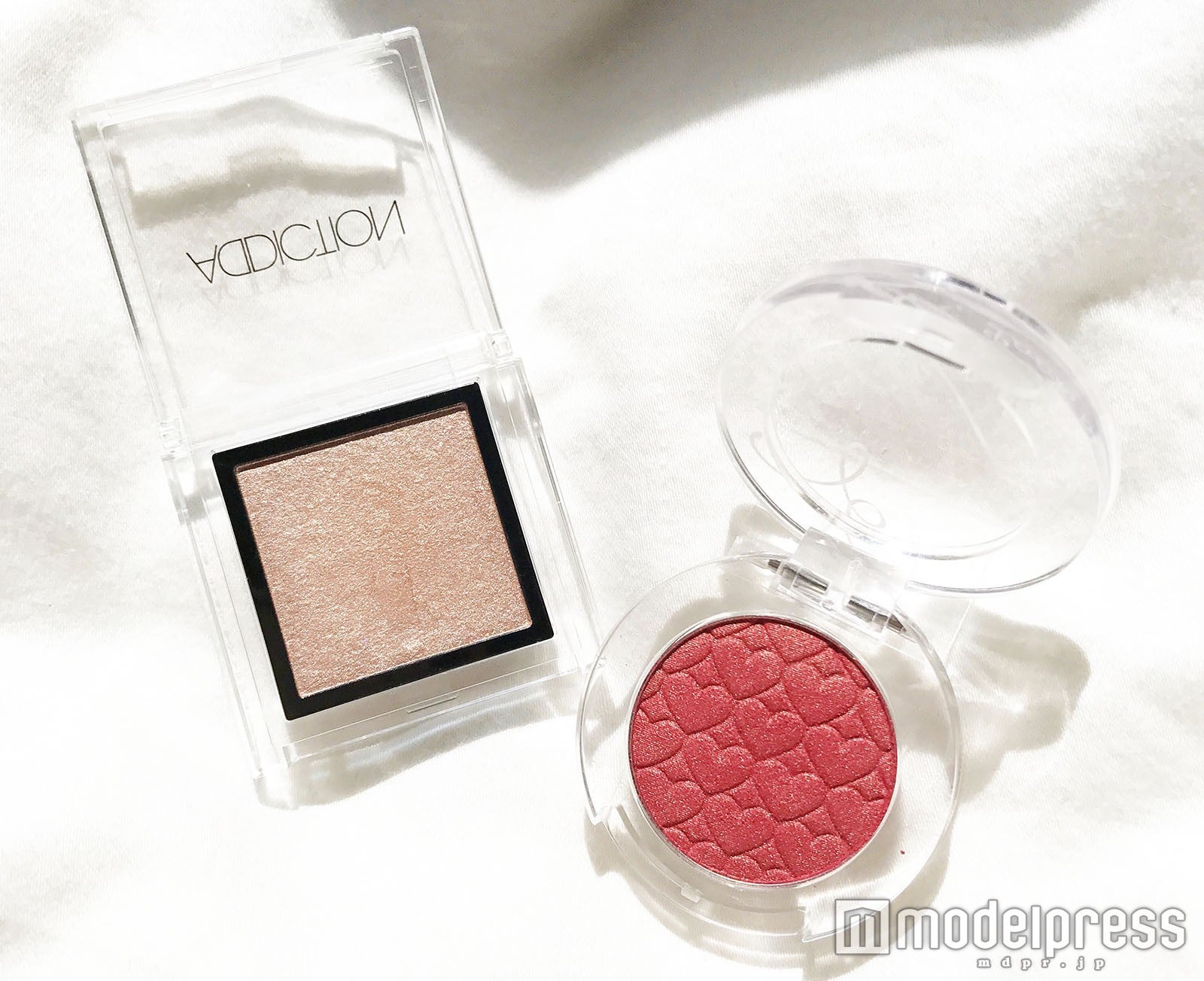 画像左から【ADDICTION】「ザ アイシャドウ“30 Rigoletto”」、【エチュードハウス】「ルック アット マイ アイズ“RD301”」／写真：Risa（C）モデルプレス