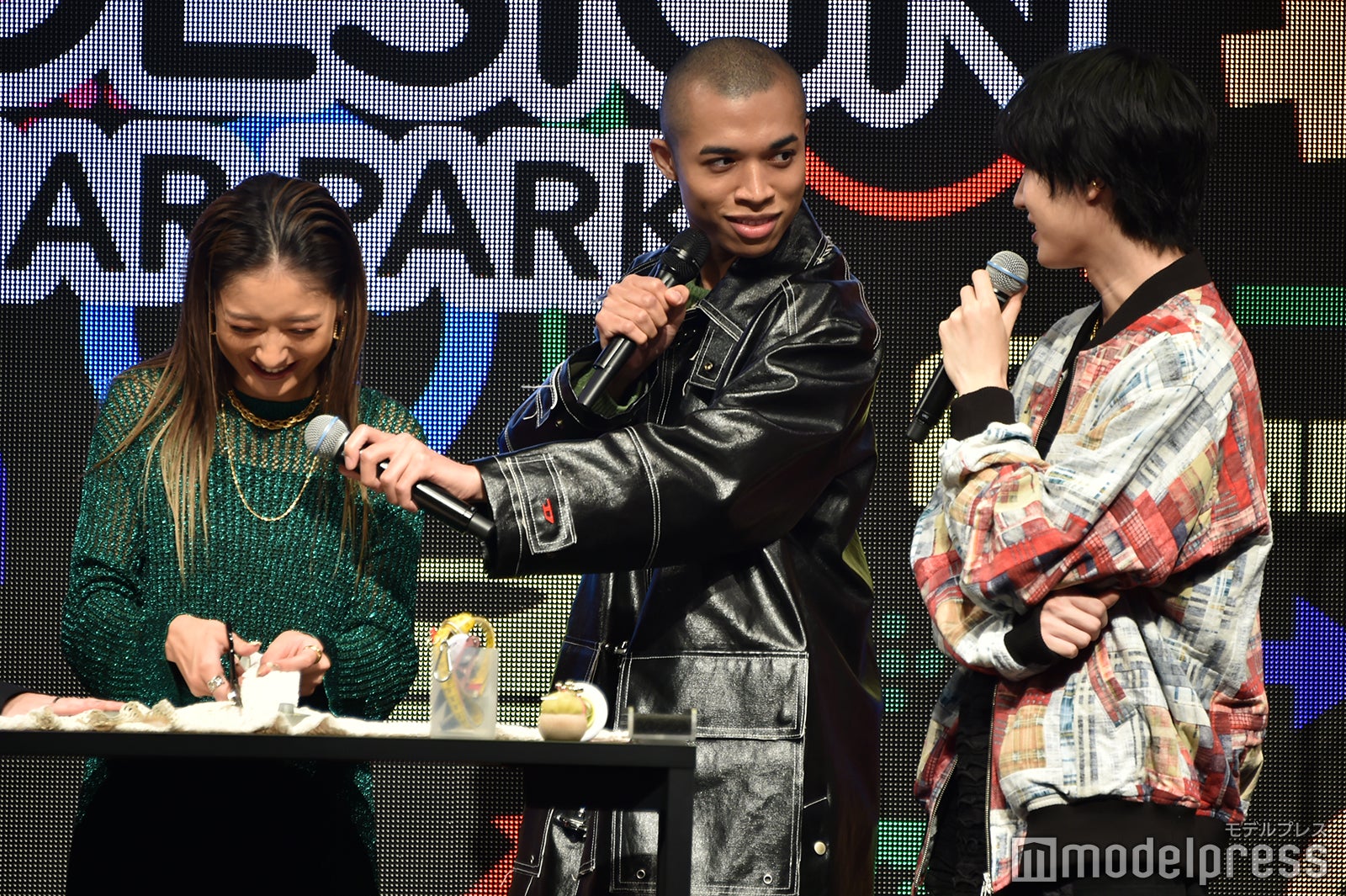 リメイクする池田美優、マイクサポートをするロイ、ロイの暴走を優しく見守る桜田通（C）モデルプレス