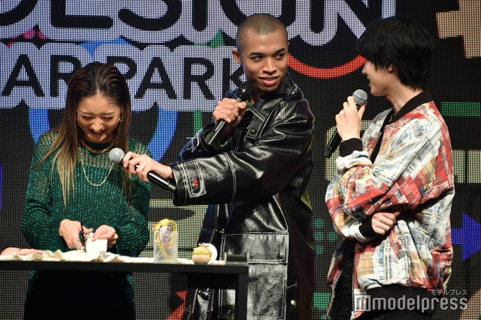 リメイクする池田美優、マイクサポートをするロイ、ロイの暴走を優しく見守る桜田通(C)モデルプレス