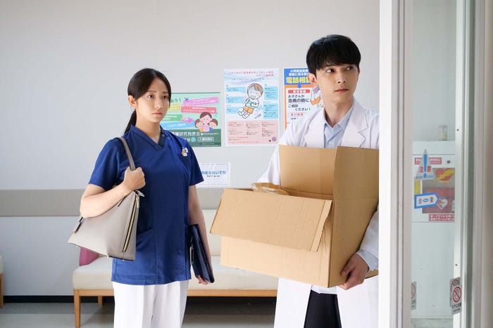 (左から)木村文乃、吉沢亮「PICU 小児集中治療室」第1話より(C)フジテレビ