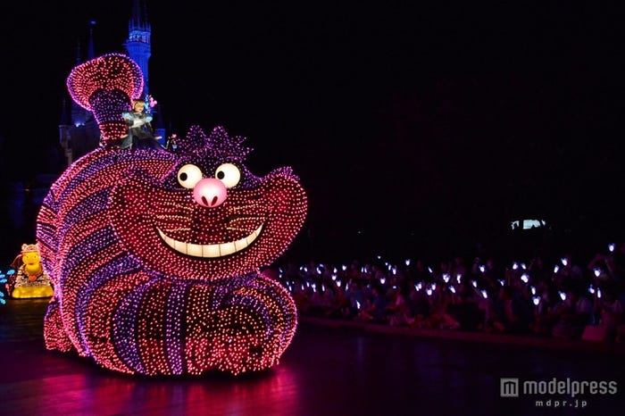 「東京ディズニーランド・エレクトリカルパレード・ドリームライツ」/新アイテム「マジカルドリームライト」と連動した様子