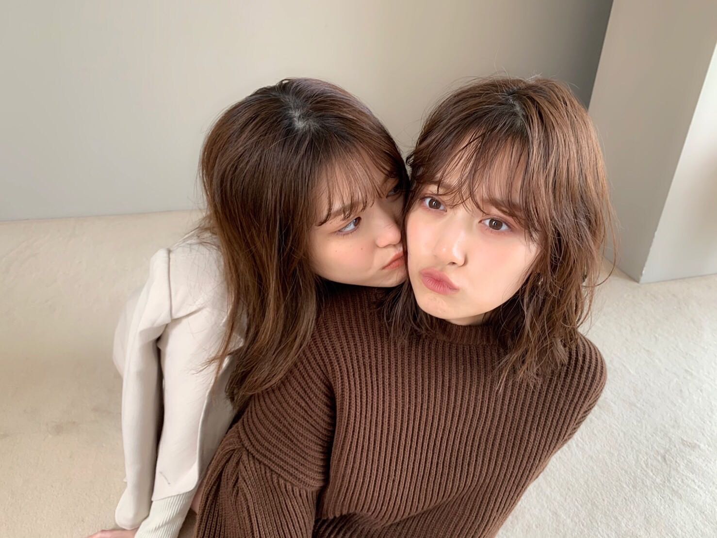 松村沙友理にキスされる山下美月（提供写真）