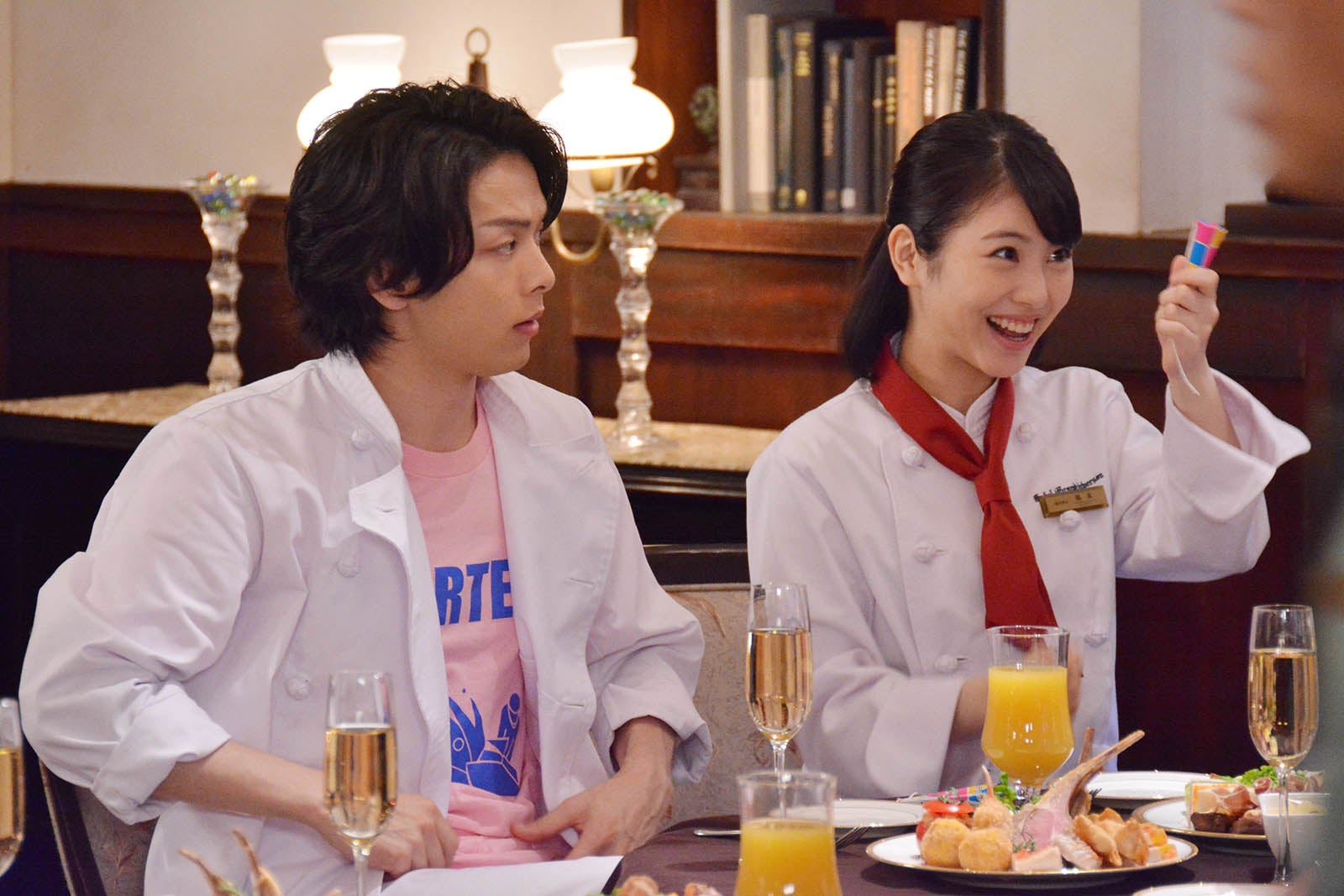 中村倫也、浜辺美波／「崖っぷちホテル！」第10話より（C）日本テレビ