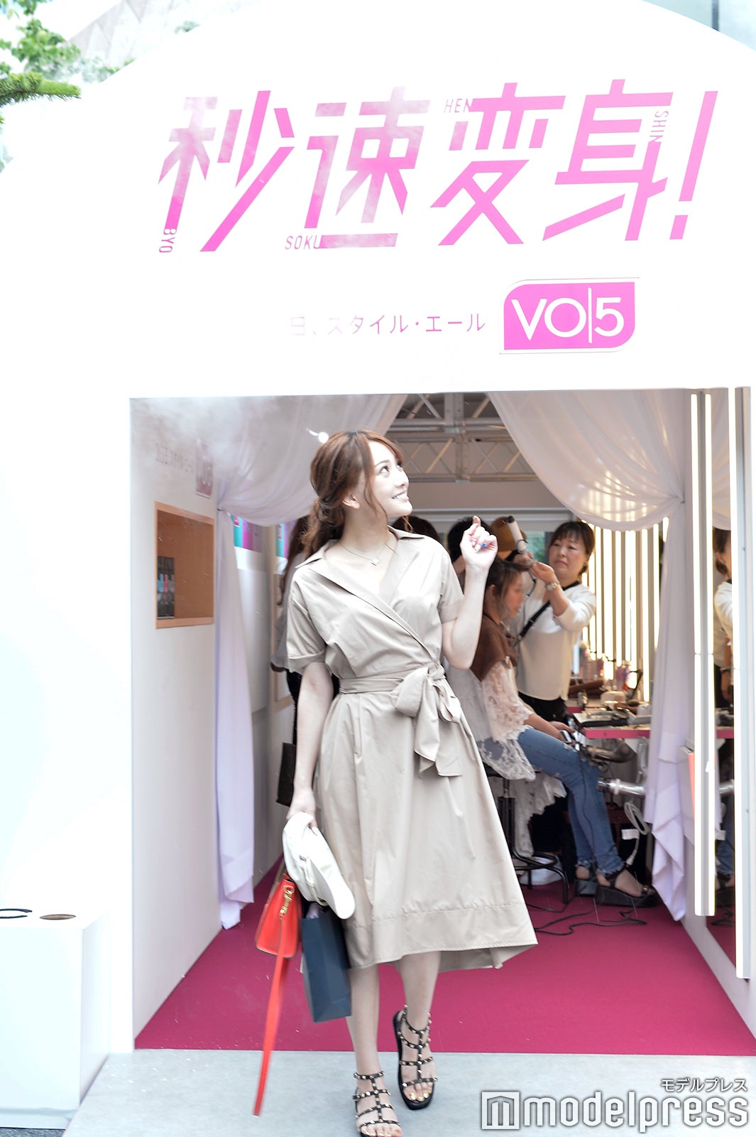 あっという間に“秒速変身”完了（C）モデルプレス