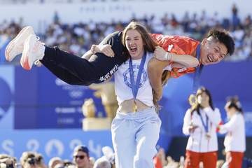 パリ五輪金の美しき金髪レスラーが印象激変！緑のタイトドレス姿が「強くてセクシー」「何て致命的な組み合わせ」米ファン反響 日下尚を持ち上げて話題に