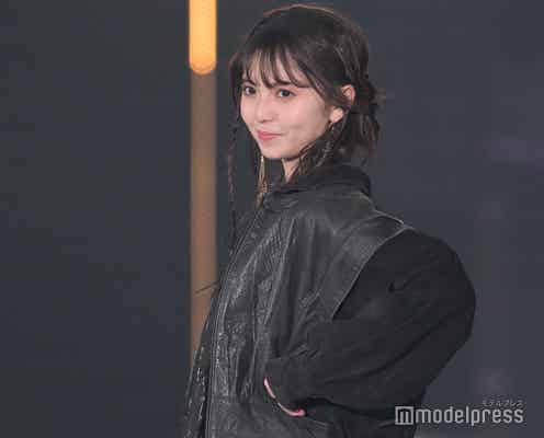 齋藤飛鳥、70年代ファッションのレトロコーデ ゆるふわヘアが可愛い【TGC 2024 S/S】
