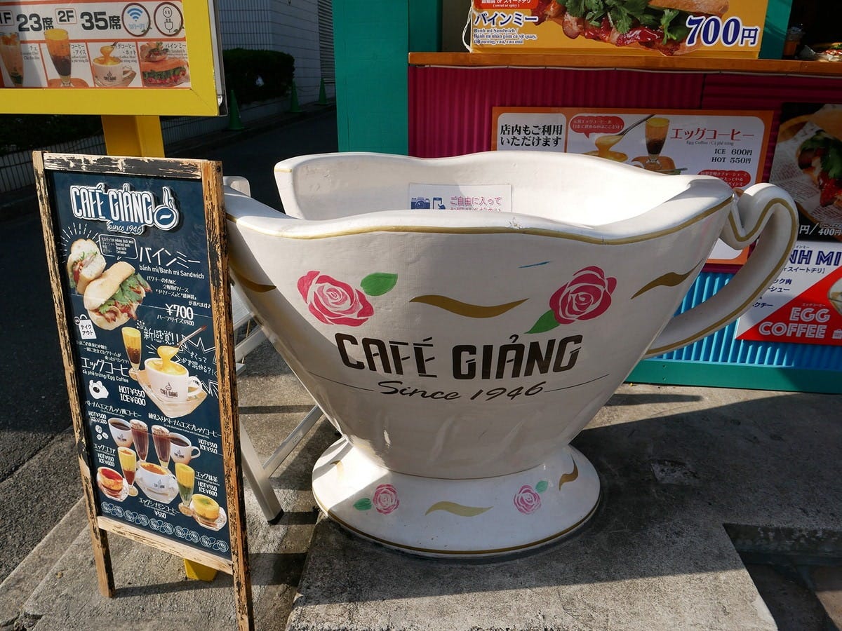 入口の横にある大きなコーヒーカップは中に入って撮影OK