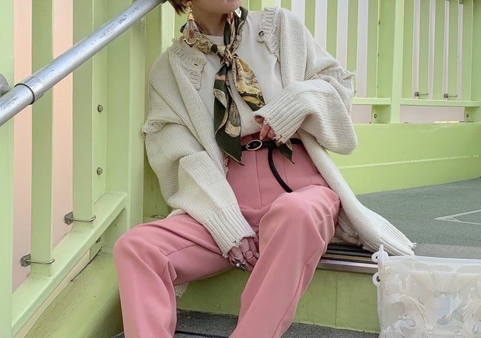 Zara 年春も注目 くすみピンクのパンツでほんのり甘めのカジュアルコーデ モデルプレス