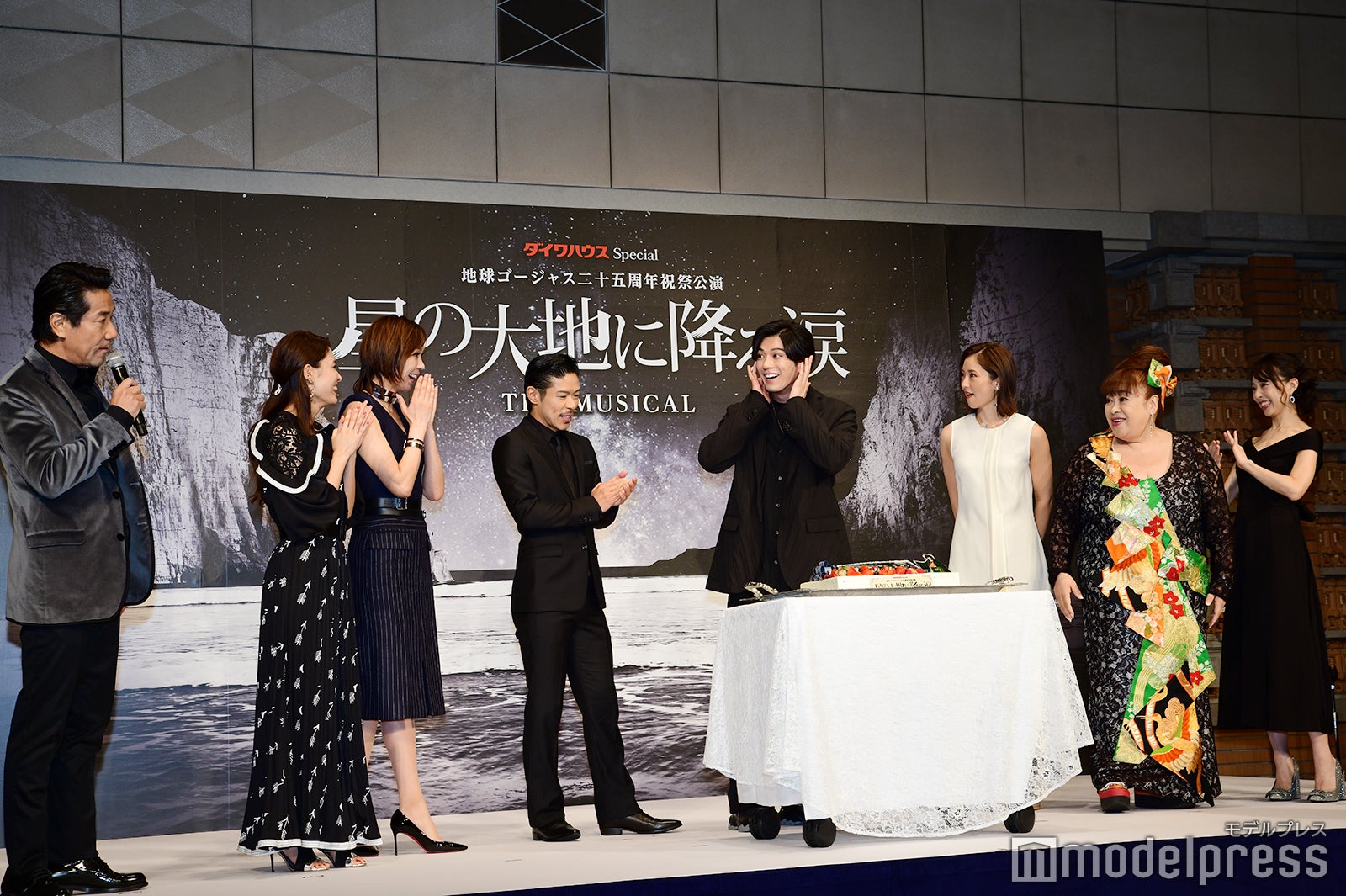 （左から）岸谷五朗、島ゆいか、湖月わたる、松本利夫、新田真剣佑、笹本玲奈、森公美子、愛加あゆ（C）モデルプレス
