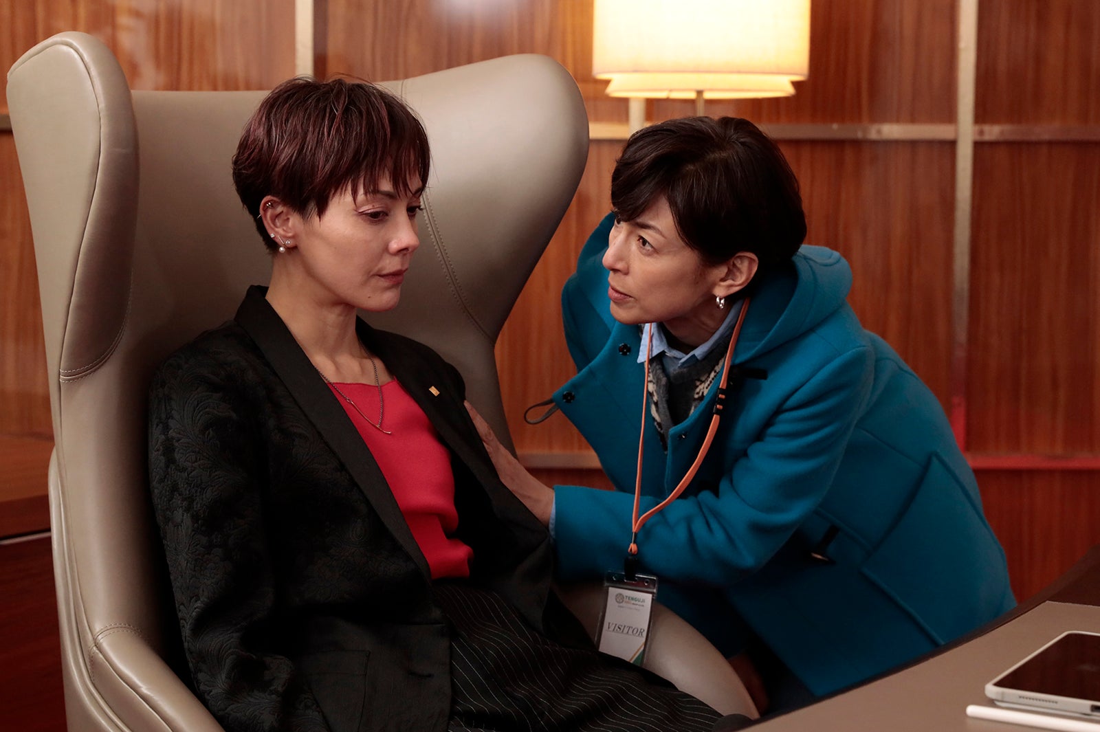 土屋アンナ、鈴木保奈美「プライベートバンカー」第7話（C）テレビ朝日