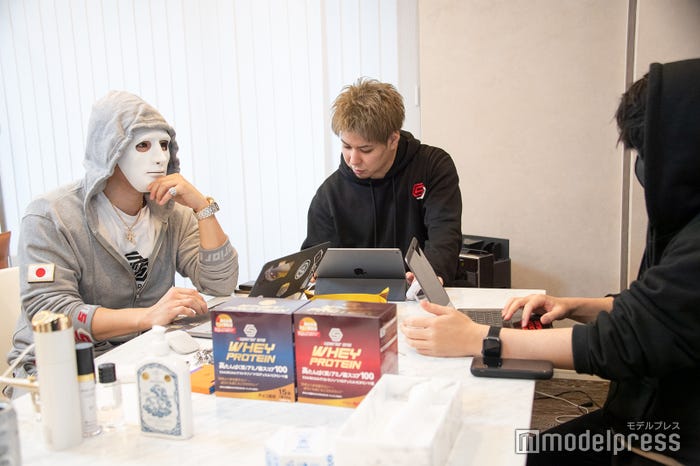 マネージャーたちと話すラファエル(C)モデルプレス