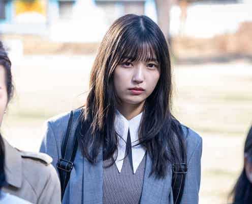 【MADDER(マダー)その事件、ワタシが犯人です 第1話】天才⾼校⽣・茜(五百城茉央)、殺人事件現場付近にいた⿊川(⼭村隆太)が目に留まる