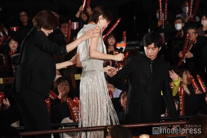 米倉涼子をエスコートする田中圭(C)モデルプレス