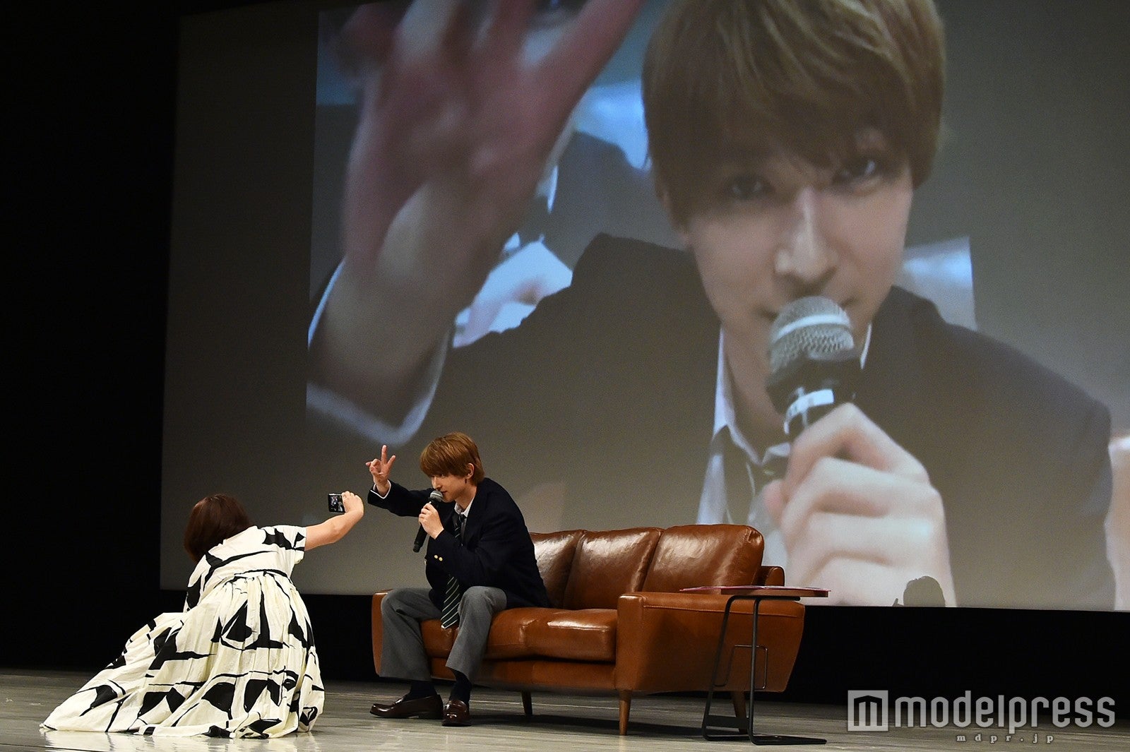 iPhoneを使ったこんなサービスショットも（C）モデルプレス