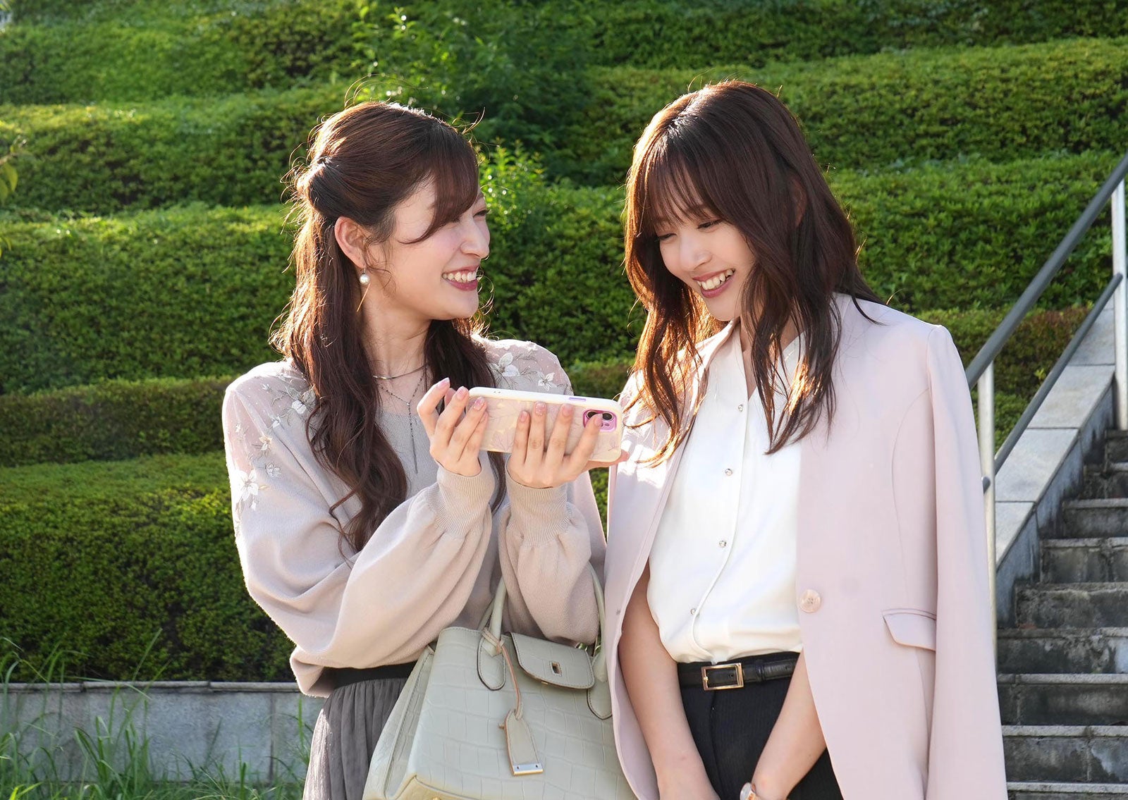 吉田朱里、鈴木愛理「推しが上司になりまして」第9話（C）「推しが上司になりまして」製作委員会