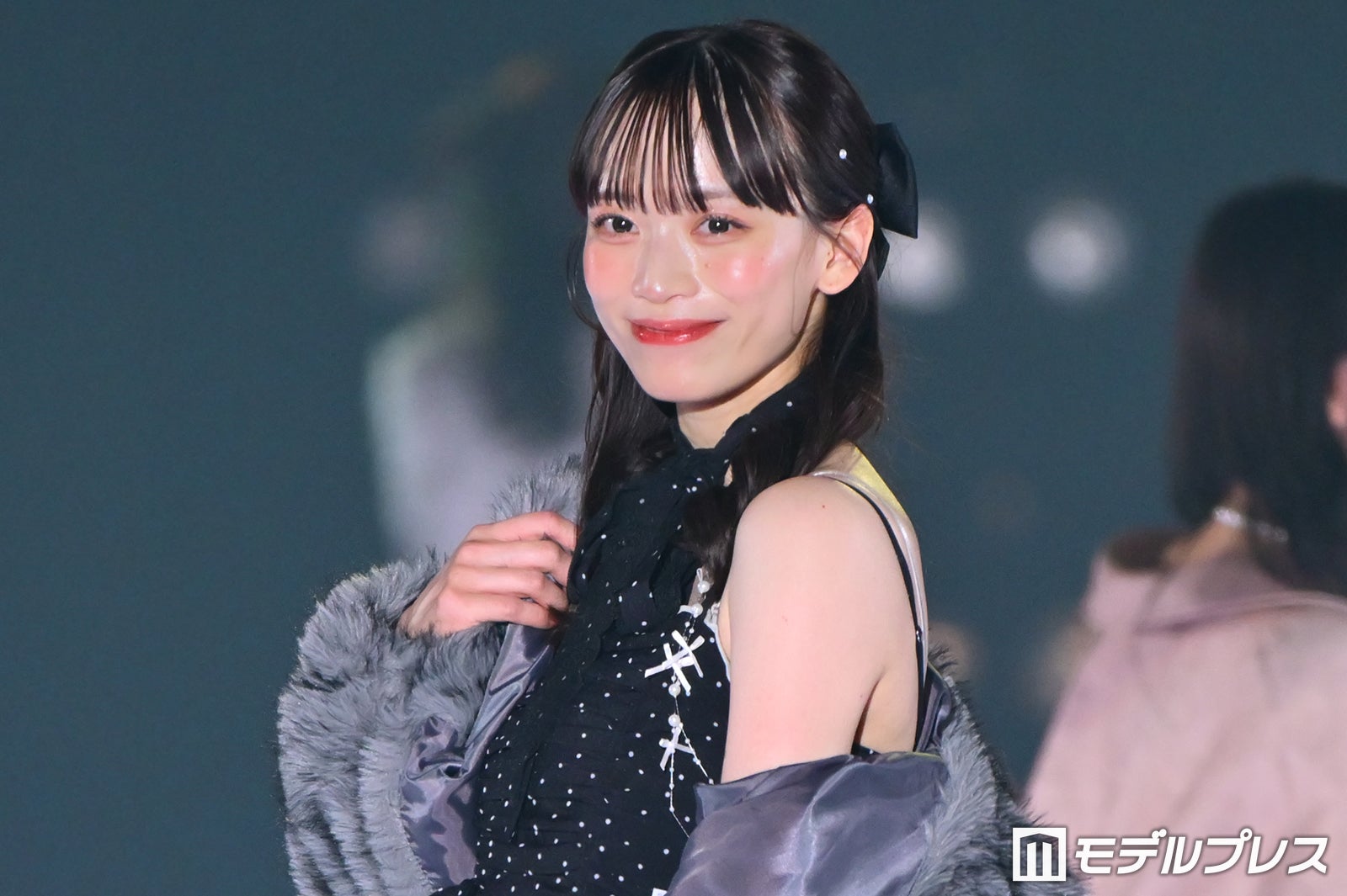 サッカー日本代表 上田綺世選手の妻・由布菜月「関コレ」で堂々ランウェイ ファージャケットから美肩チラ見せ【関コレ2026A/W】