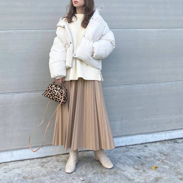 エコレザースカートにダウンジャケットを合わせたコーデ