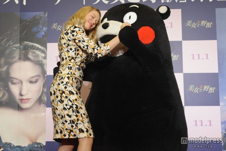 「美女と野獣」主演の仏女優レア・セドゥ、くまモンに抱きつき興奮