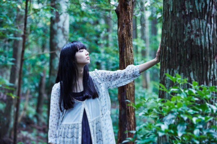 小松菜奈/熊野古道にて(C)ジョージ朝倉/講談社(c)2016「溺れるナイフ」製作委員会