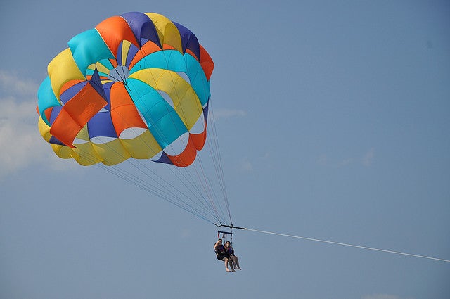 空へ浮かぶパラセイリング／photo by Loren Sztajer