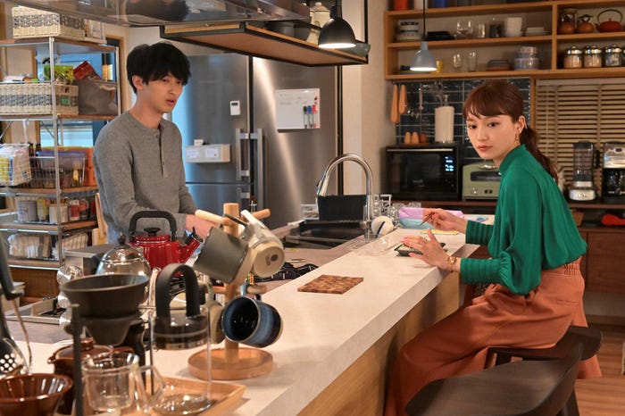 横浜流星、川口春奈「着飾る恋には理由があって」第1話より(C)TBS