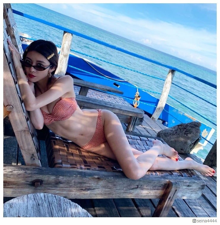 島袋聖南、ビキニ姿で美くびれ披露