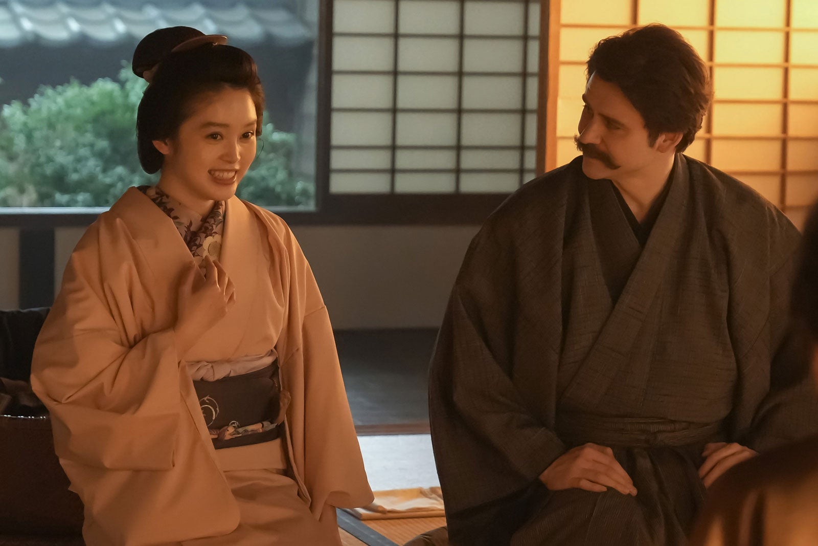 高石あかり、トミー・バストウ「ばけばけ」第113話（C）NHK