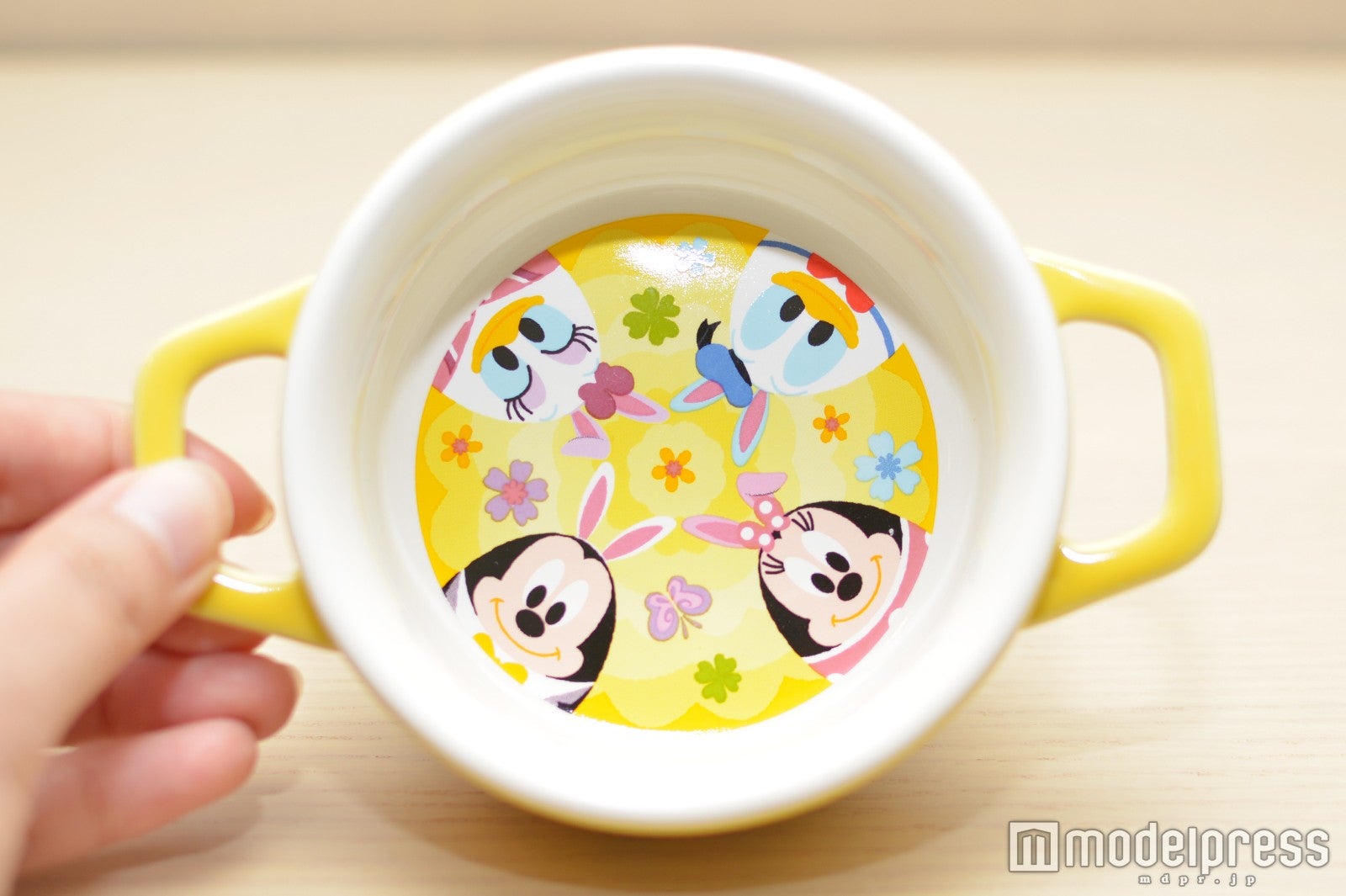 チェリー＆ホワイトチョコレートのムースケーキ、スーベニアキャセロール付き¥880のキャセロール／（C）モデルプレス