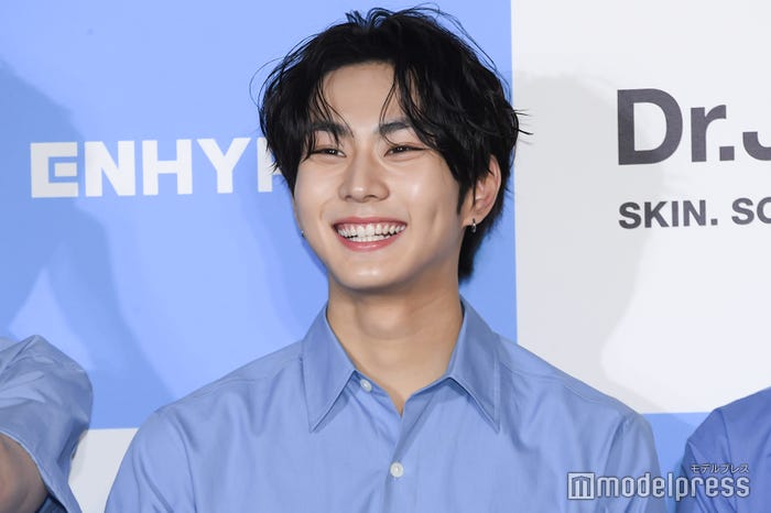 記者からの「カムサハムニダ」に笑顔になるJUNGWON(ジョンウォン)(C)モデルプレス