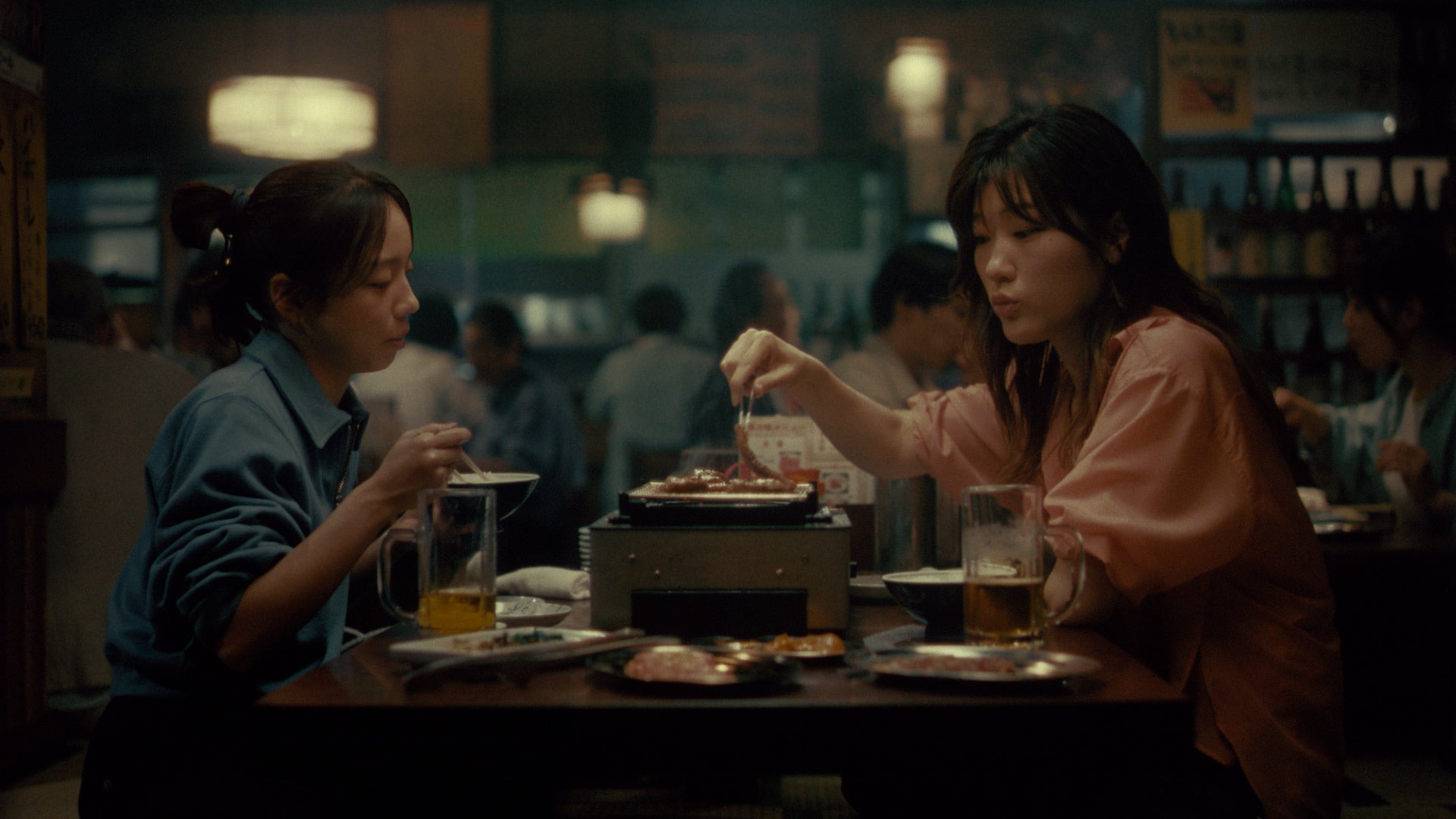 新テレビCM「仕事終わりの焼肉篇」より（提供写真）