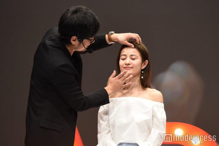 ファンデーションは顔の中心から伸ばす(C)モデルプレス