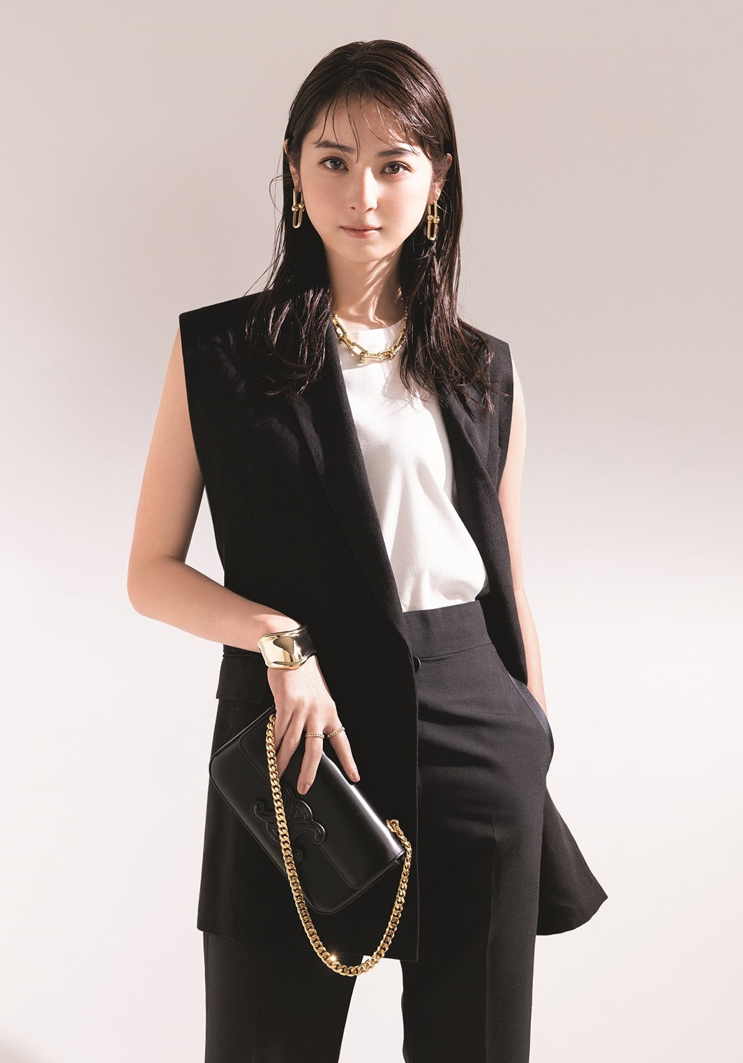 佐々木希、働く40代の印象は？スタイリッシュな着こなし披露