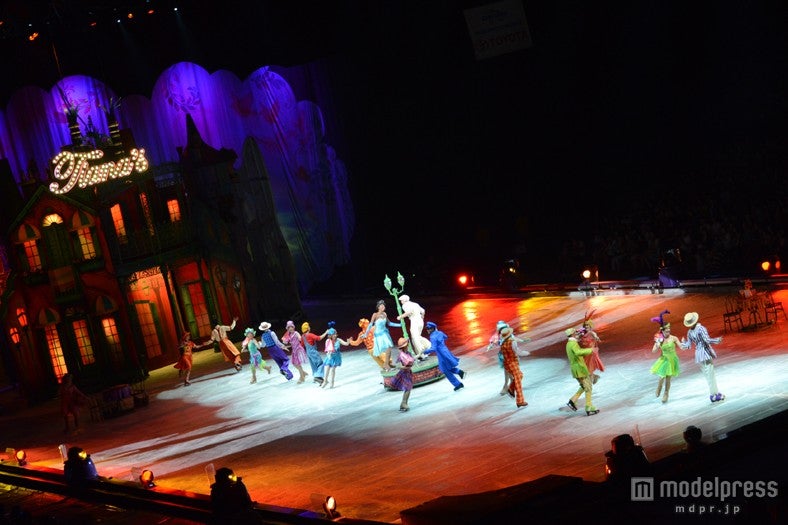 「ディズニー・オン・アイス」賑やかに歌い、踊る「プリンセスと魔法のキス」のシーン