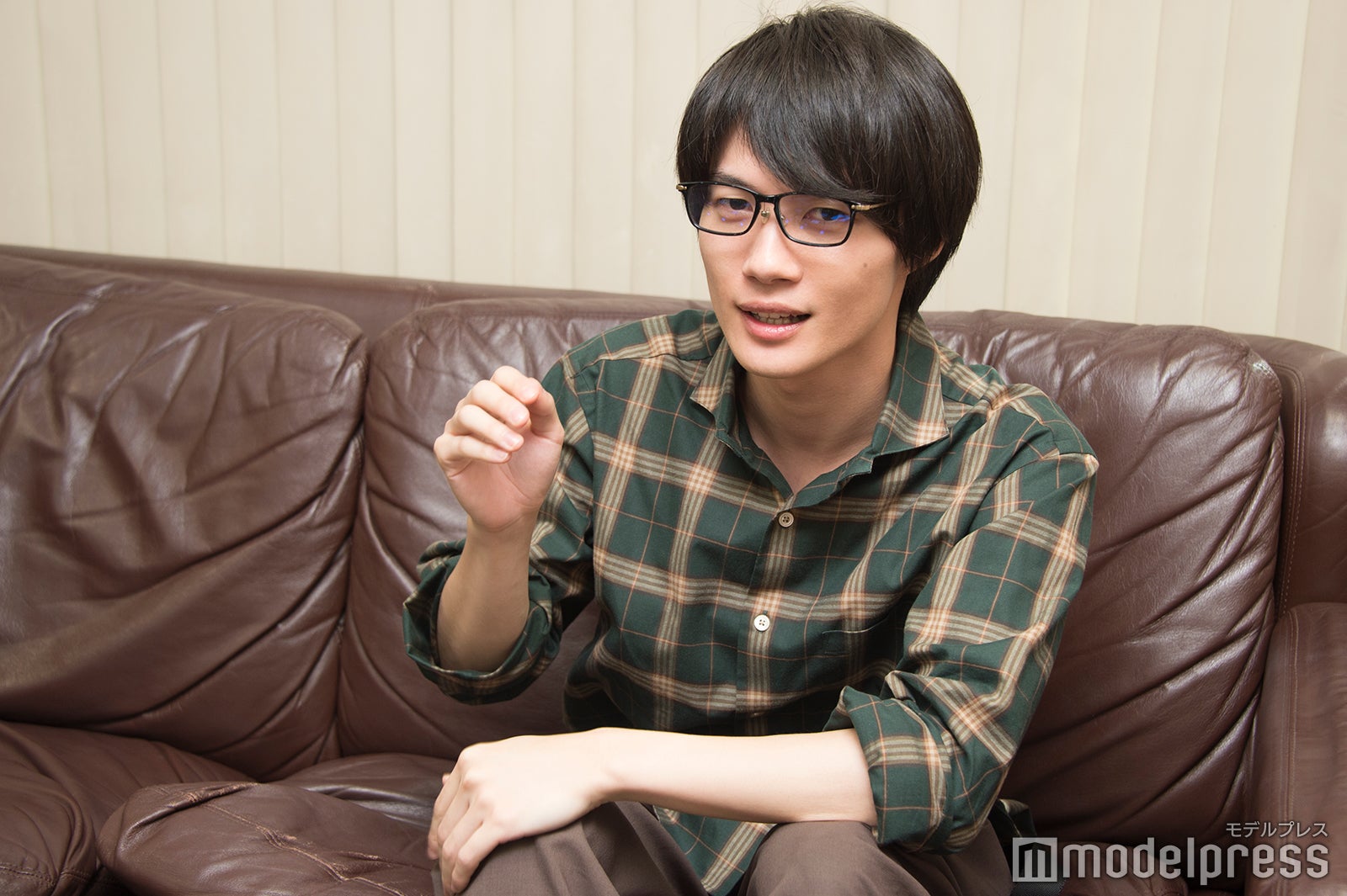 神木隆之介が考える「監督っぽいポーズ」その2（C）モデルプレス