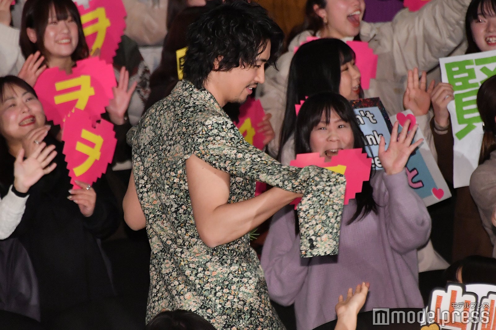 袖パタパタな斎藤工 （C）モデルプレス