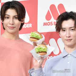 ハンバーガーチェーン店の年間イメージキャラクターに就任したラウール、渡辺翔太（C）モデルプレス