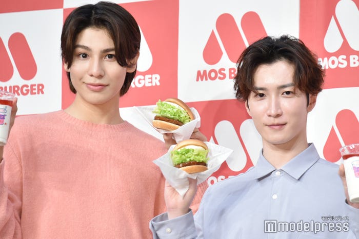 ハンバーガーチェーン店の年間イメージキャラクターに就任し、爽やかにカメラ目線をキメるラウールと渡辺翔太(C)モデルプレス