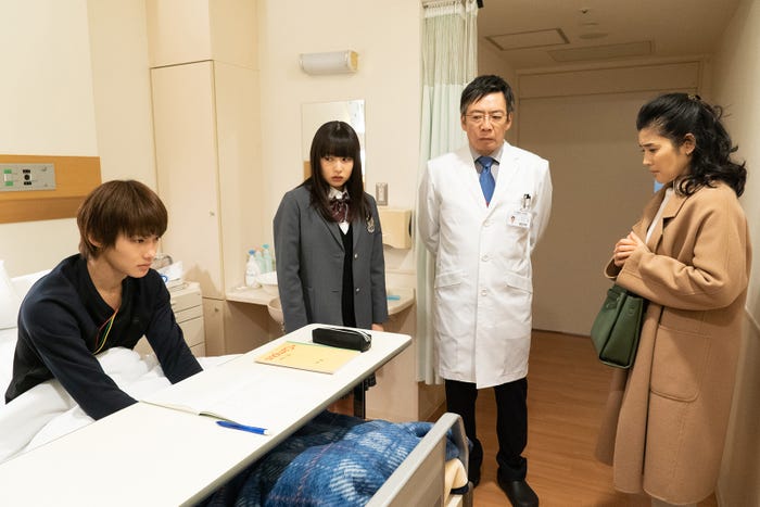 野村周平、桜井日奈子、生瀬勝久、石田ひかり/「僕の初恋をキミに捧ぐ」第6話より(C)テレビ朝日