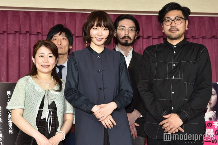 (後列左から)坂巻裕哉、平井“ファラオ”光(前列左から)秋吉理香子氏、飯豊まりえ、耶雲哉治監督 (C)モデルプレス