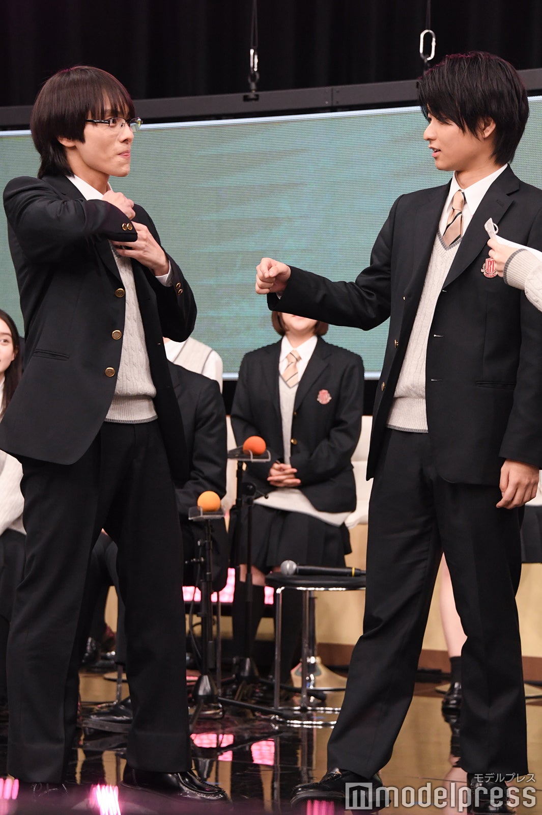 急いでネクタイを緩める山下幸輝、奥平大兼（C）モデルプレス