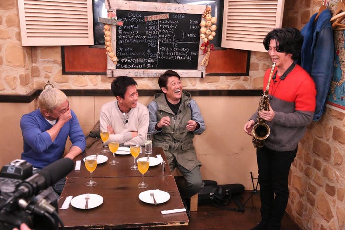 (右)サックスを披露する武田真治 (C)フジテレビ