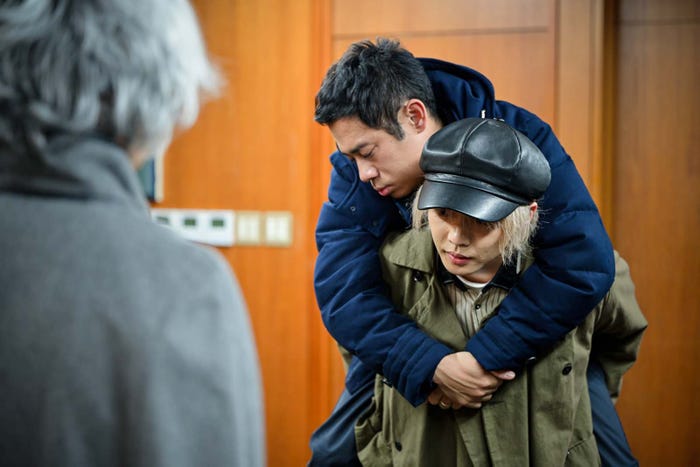 伊藤淳史、佐藤大樹「離婚しない男―サレ夫と悪嫁の騙し愛―」第8話より(C)テレビ朝日