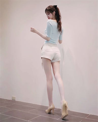 30歳『Seventeen』モデル、色白美脚が伸びるショーパン姿で魅了「めっちゃ綺麗」「可愛すぎる」