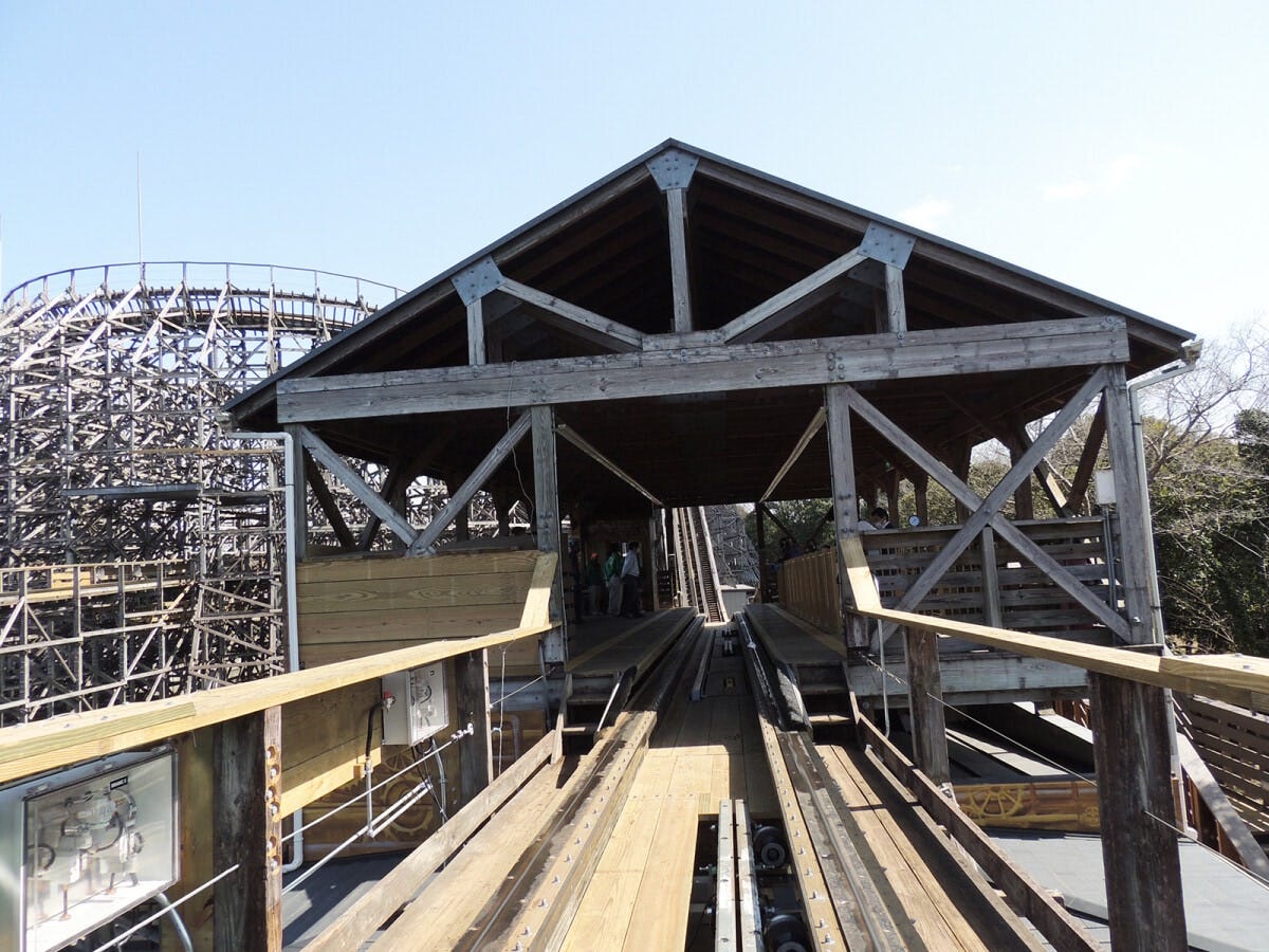 ゴールではスタッフのみなさんが拍手で迎えてくれます。もう1回乗りたくなるコースターです