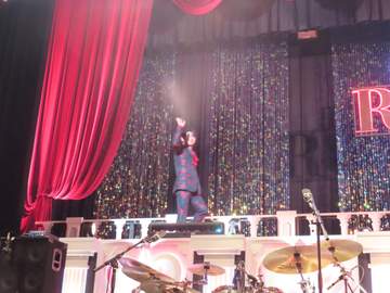 56歳ウソだ！及川光博 美しすぎる肌艶がヤバかった ドアップでもシワがない、なぜ！？ 30周年ライブに現る